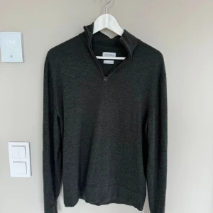 Volt Half-zip  - Säljer en mörkgrön superior merino half-zip från These Glory Days, köp på Volt.  Skick: Nyskick Storlek: L (Passar M) Nypris: 1000 SEK 