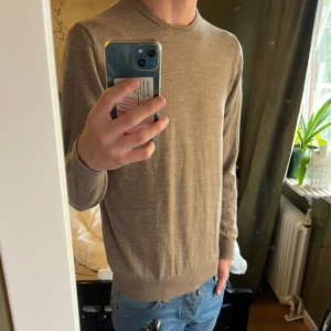 Beige merinoulltröja - Säljer en beige tröja i merinoullsblandning. Perfekt för lager-på-lager och funkar året runt. Supermjuk och skön mot huden, känns typ som kaschmir. Storlek Medium