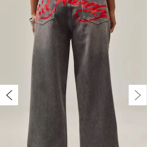 Grå jeans från Ed Hardy - Gråa jeans från Ed Hardy. Snyggt röd broderad logga över bakfickorna och mindre broderi fram.  Aldrig använda och säljer dom för att jag tycker att dom är lite korta är 175 cm. Kan sänka priset vid snabbt köp 