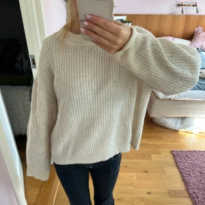 Vit stickad tröja - Vit stickad tröja från hm, skriv för fler bilder 💕