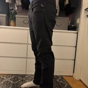 Svarta Replay Anbass jeans herr - Säljer ett par svarta Replay Anbass jeans med slim passform. Jeansen är i stretchigt material som sitter skönt och följer kroppen. Perfekta svarta jeans för en clean look. Använda ca 5 gånger, priset är hugget i sten 