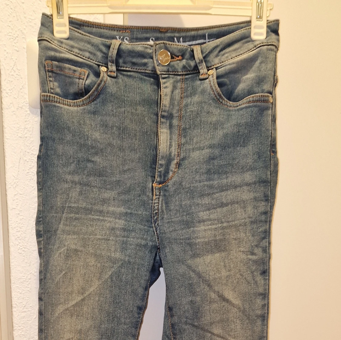 Blå jeans från Never Denim, skinny fit