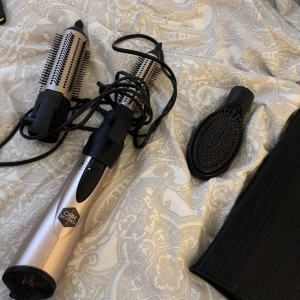 Hår verktyg - Ett helt oanvänt värmeverktyg från OBH NORDICA, säkert jätte bra att göra blowouts med eller platta håret med de huvudet som är som en vanlig hårborste!🤎🤎