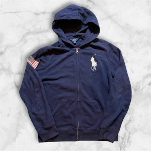 Ralph Lauren Chief Keef Big Horse Zip Up Hoodie Polo - Chief Keef Zip-Up från Polo Ralph Lauren, mörkblå, i toppskick. Big Horse. Strl ungefär XS/S, länge 60 cm bredd 47 cm. Skriv vid funderingar! Rimliga bud välkomna!