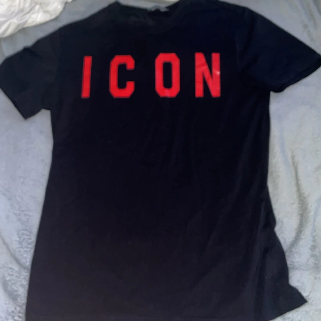 Svart ICON t-shirt från Dsquared2 Stolek XL men passa nästan mig som har S ba lite stor