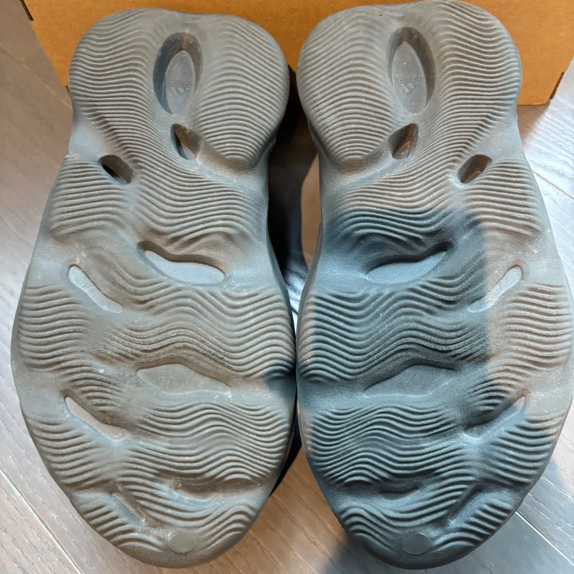 Adidas YEEZY Foam RNR Carbon - 4