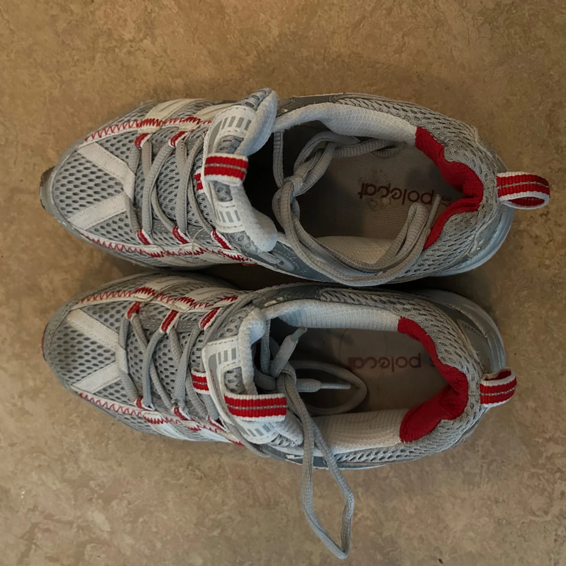 Grå och vita sneakers från Polecat - 1