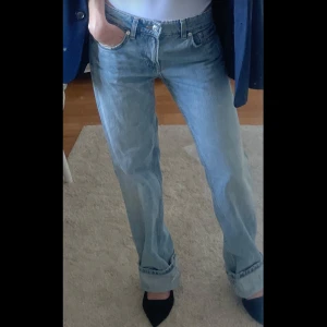 Zara raka jeans st 32 - Säljer ett par klassiska raka jeans i ljusblå tvätt ifrån zara . Jag har vikt upp jeansen då de är lite för långa för mig som är 1,58😊Det är st 32🥰