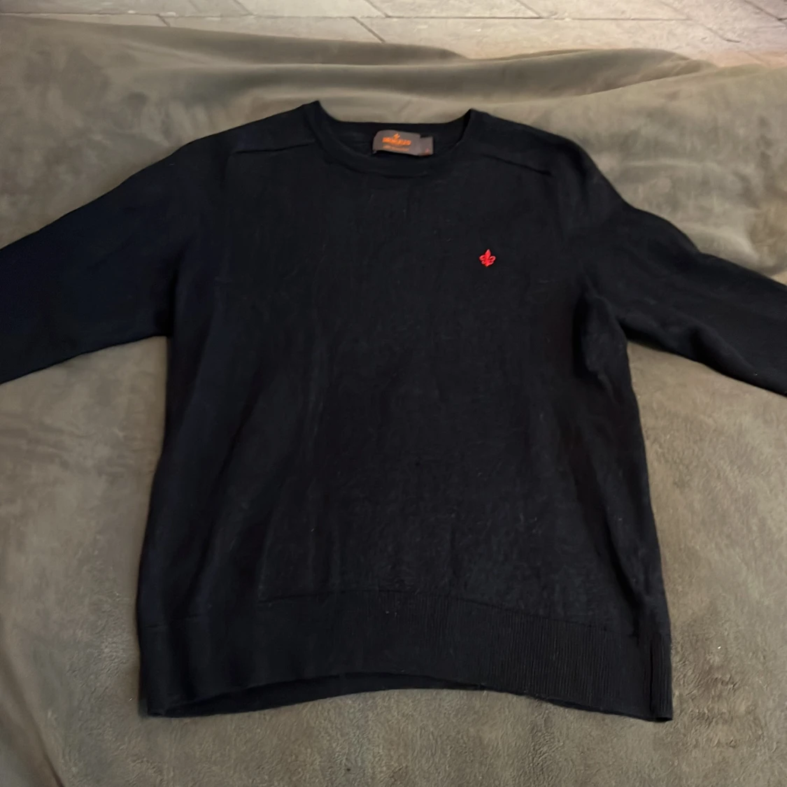 Marinblå merinoullströja från Morris XS