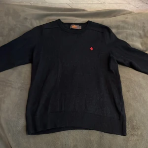 Marinblå merinoullströja från Morris XS - Marinblå stickad tröja från Morris i 100% merinoull. Klassisk modell med rund hals och lång ärm. På bröstet finns en röd broderad detalj som ger en snygg kontrast. Perfekt för dig som gillar stilrena och tidlösa plagg. Sitter som en XS🤗Uppskattar att den sitter på dig som är 160-170. Vid frågor är det bara att skriva!🤗Priset är diskuterbart🤝