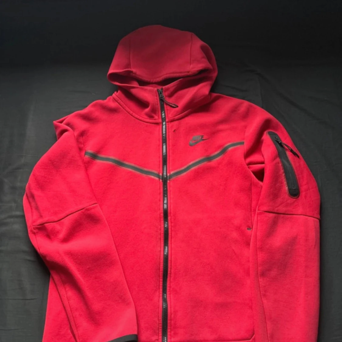 Röd fleecejacka med huva från Nike