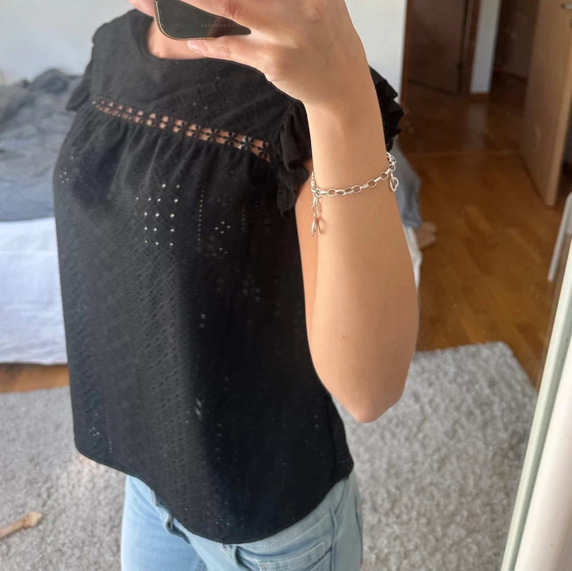 Svart blus med spetsdetaljer