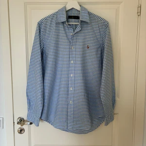Ralph Lauren skjorta - Polo Ralph Lauren skjorta - blårutig Topp skick - använd 2 gånger  Skriv för frågor eller prisförslag🙌