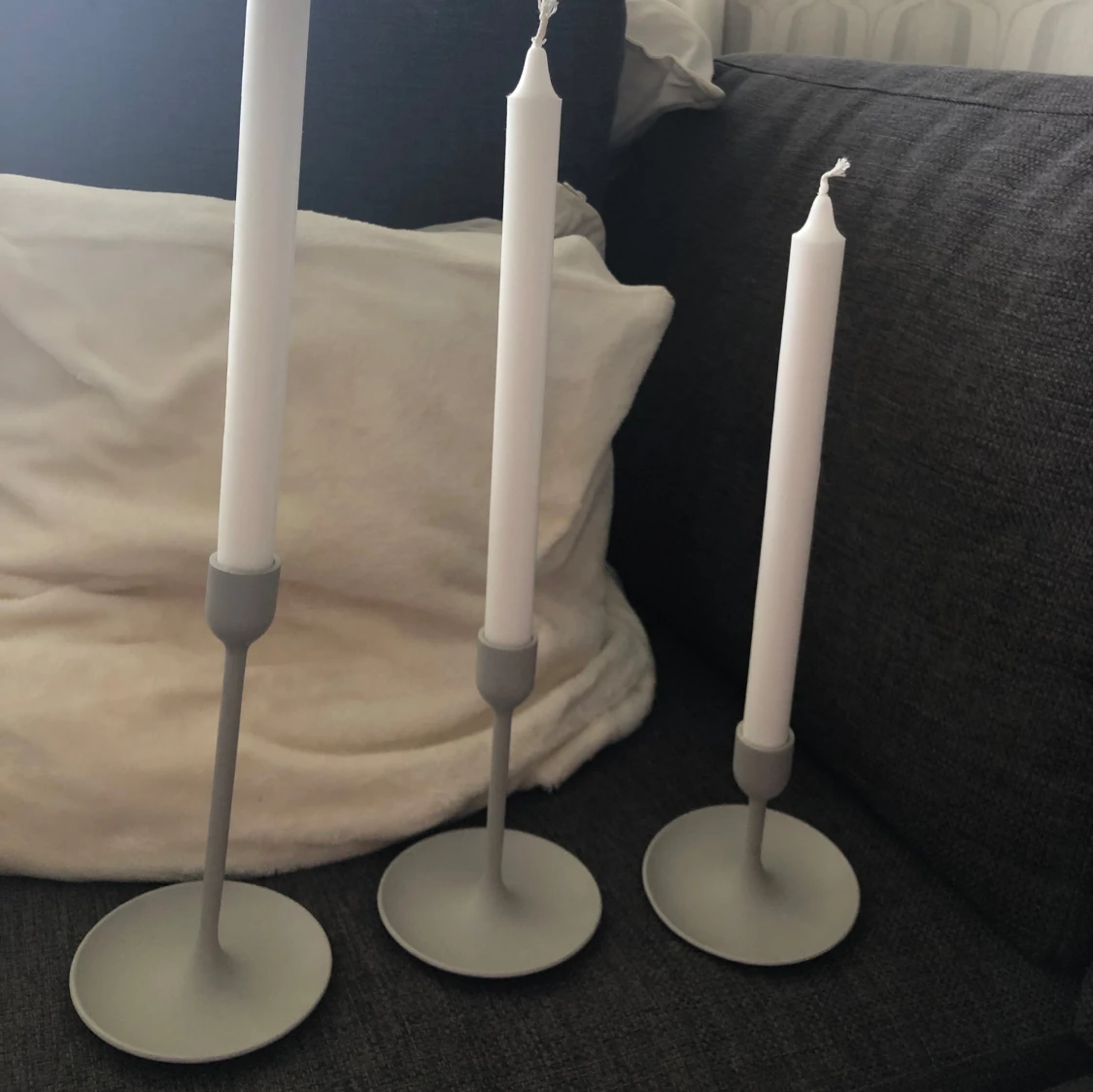 Tre ljusgråa ljusstakar  - 2