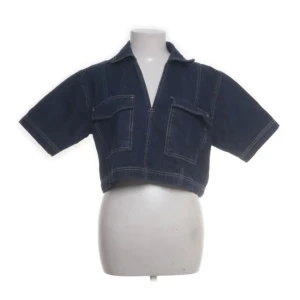 Mörkblå denim topp - Mörkblå kort denim topp från zara😊 använd en gång