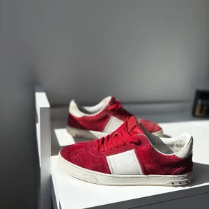 Valentino flycrew - Tja, säljer nu dessa valentino flycrews i storlek 42 passar 43. Bra skick utan defekter. Box, dustbags och allt og ingår! Byten är intressant. Skriv vid minsta lilla fundering!