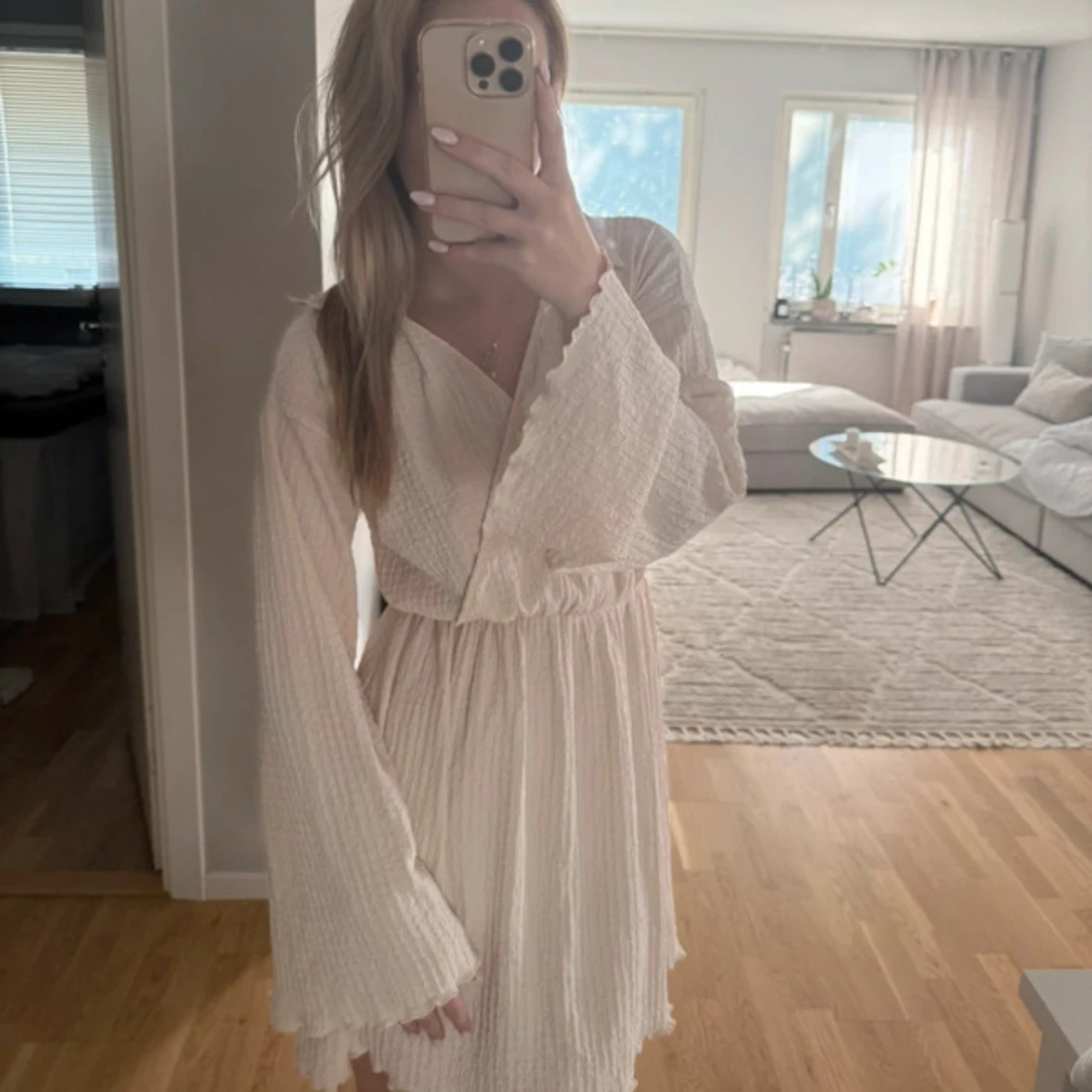 Ljus omlottklänning med vida ärmar