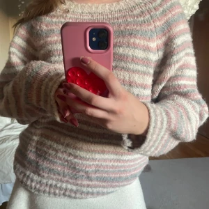 Randig stickad tröja - Jättemysig stickad tröja i så fina färger, passar S och M om man vill ha den lite oversized💘