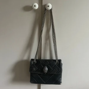 Svart Kurt Geiger väska - Väska från Kurt Geiger, minsta modellen! Synligt slitage, därav priset.