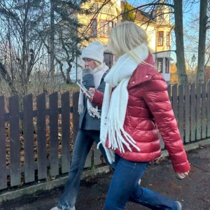 Röd pufferjacka från Herno - Säljer en sååå snygg röd pufferjacka från Herno med hög krage och diskret glansig finish. Jackan har knappar framtill, och är i fint skick, den har inga defekter! Står ingen storlek i jackan men passar mig som har s-m!❤️ Pris går att diskutera! 