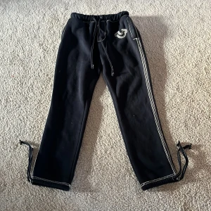 Svarta mjukisbyxor True Religion M - Jag säljer dessa skit snygga true religion sweatpants då de är lite för små. Katt finns i hemmet!