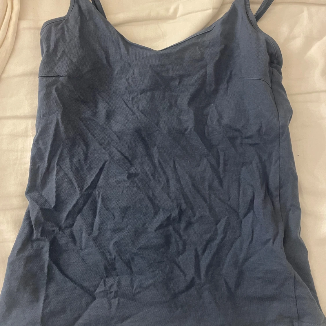 Mörkblå linnetopp med smala axelband - 1