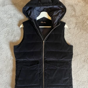 Stenströms väst - Tja! Säljer nu min Manchester väst från stenströms i navy blå, mycket bra skick och knappt använd, Mitt pris är 3000 icke prut bart.