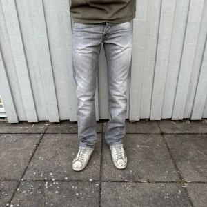 Replay Jeans - Replay jeans - Modell: Waitom - Storlek: W28/L32 - skick: - Nypris runt 2000kr