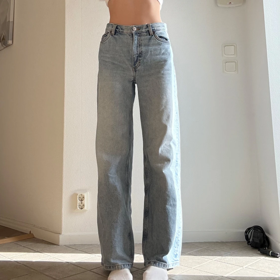 Ljusblå raka jeans från Monki