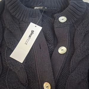 Super fin kofta!💓 - Säljer denna jättefina kabelstickade koftan från Gina tricot. Som man ser på bilden är den aldrig använd