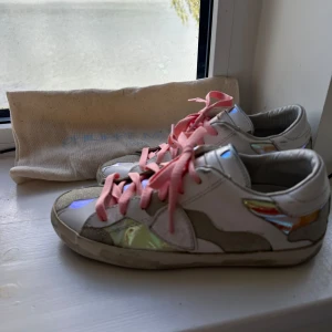 Philippe Model sneakers med rosa snören - Snygga sneakers från Philippe Model i vitt och silver med holografiska detaljer och rosa snören. Skit coola!! Använda fåtal ord gånger😍😍Pris kan diskuteras vid snabb affär #philpemodel 