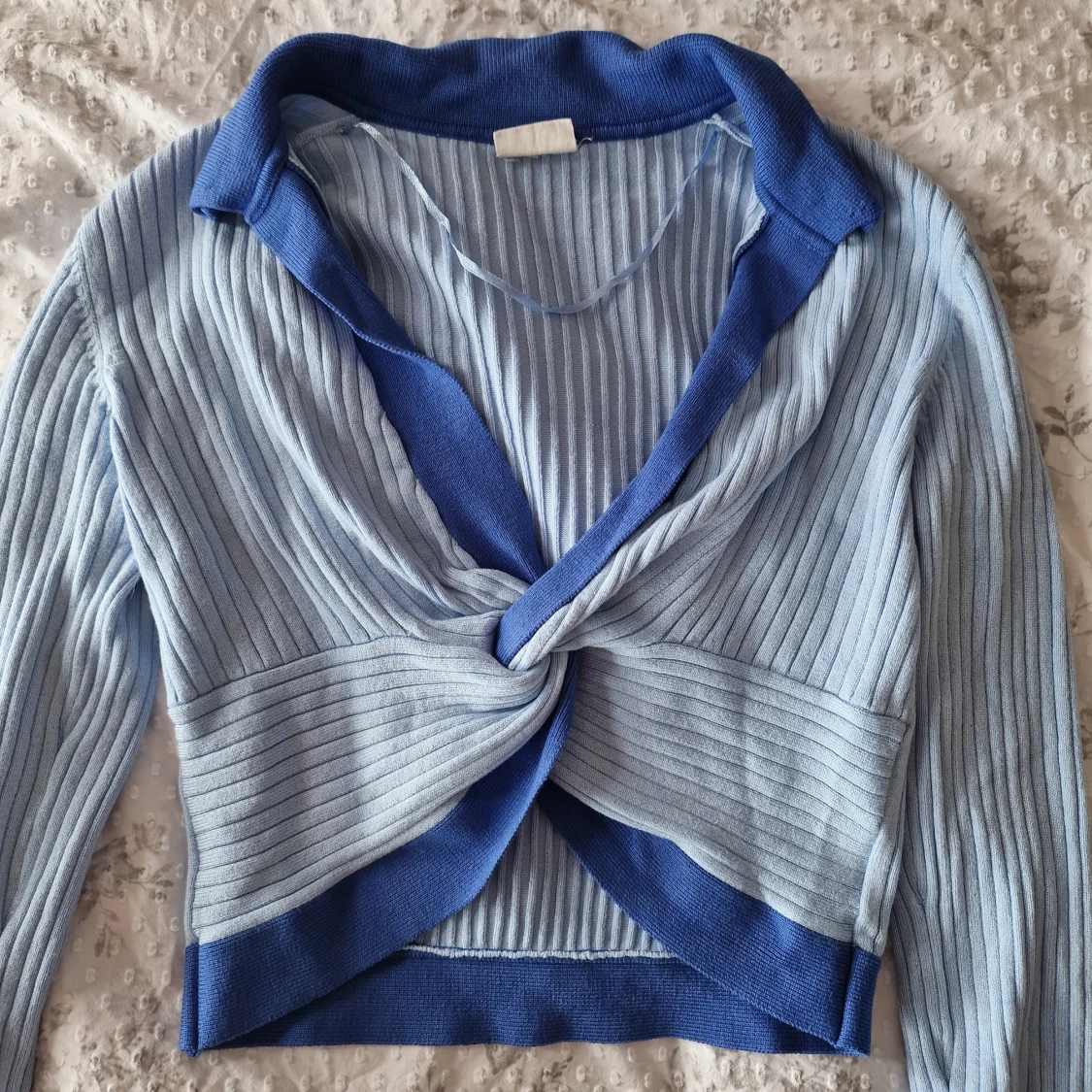 Ljusblå croppad ribbad tröja - 1