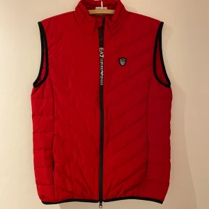 Emporio Armani väst - Säljer en Empori Armani väst i mycket bra skick.        Storlek: S.  Nypris: c 1400kr