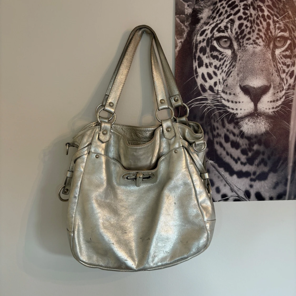 Silvrig axelväska 