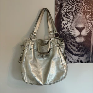 Silvrig axelväska  - Cool silver väska!! Perfekt till skolan🩵🩵