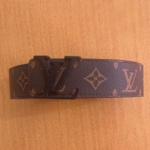 Brun bälte  - Brun bälte med svarta logga som fräschar upp din outfit in för hästen o vintern och för skolan.