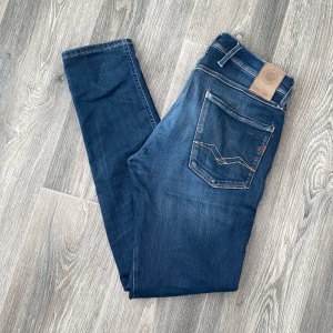Replay Anbass blå jeans herr - Säljer ett par Replay Anbass jeans i klassisk blå tvätt och kontrastsömmar i bra skick. Skada på höger ficka fram, se bild 4. 