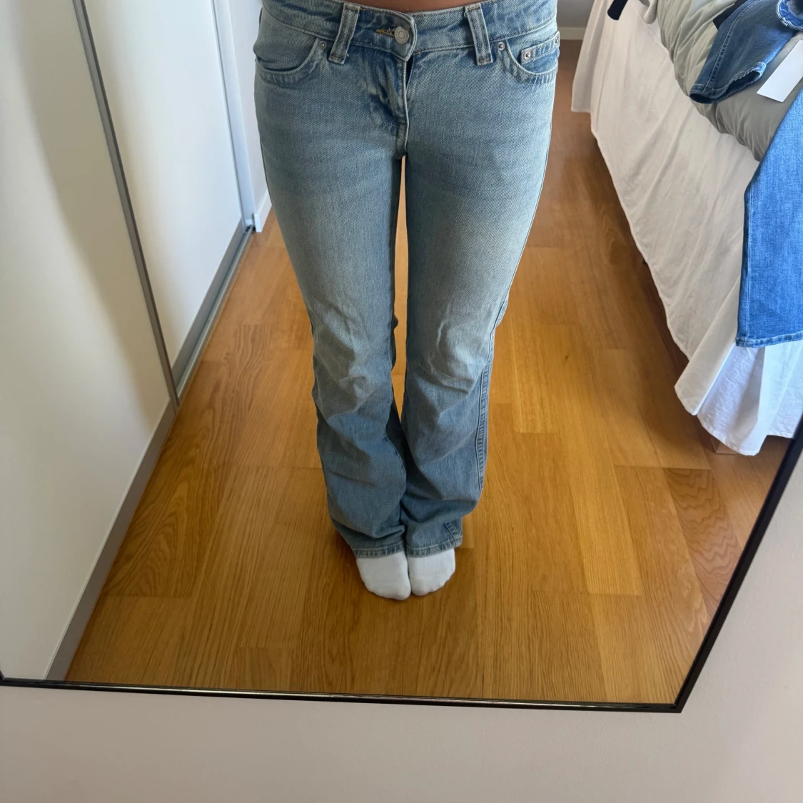 Ljusblå bootcut jeans från Gina Tricot