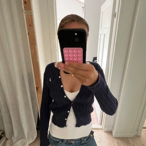 Marinblå kofta från Polo Ralph Lauren - Snygg marinblå kofta från Polo Ralph Lauren. Ser ny ut med inta hål eller fläckar. 