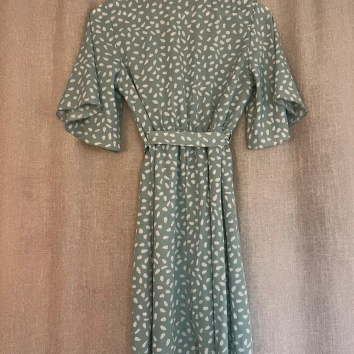 Mintgrön omlottklänning med mönster - 2