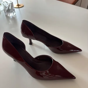 Vinröda klackar med spetsig tå från Zara - Snygga vinröda klackskor från zara. De är helt oanvända pga lite för stora för mig.