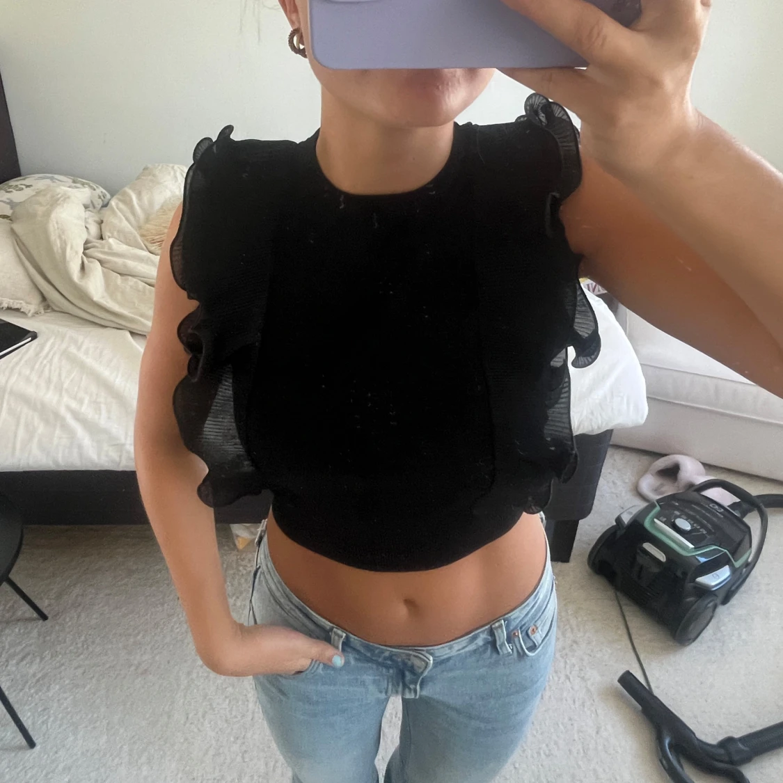 Svart kort topp med volanger  - 2