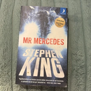 Mr Mercedes - En spännande thriller av Stephen King där en pensionerad kriminalinspektör jagar en hänsynslös mördare. Perfekt för dig som gillar deckare med högt tempo och oväntade vändningar. Rekommenderas för unga vuxna som vill ha en riktig bladvändare!