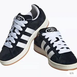 Adidas Campus svarta sneakers mocka - Säljer min nya adidas campus i storlek 36 2/3 använda ca 2 gånger, säljer de då de inte är min stil längre. Köpta för 1500kr, skriv om ni villa ha bilder på de.Priset kan diskuteras vid snabb affär💕