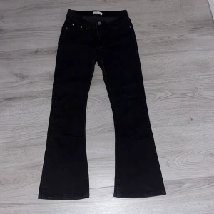 Svarta bootcut jeans från Gina tricot -  snygga svarta bootcut jeans, inga defekter och ser hyfsat nya ut 