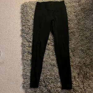 Fodrade löpartights från SOC - Supersköna tights med varmt innerfoder för att löpa i kallare väder. Ficka baktill och reflexer vid bägge vader.
