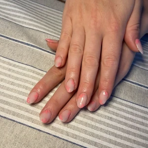 Lösnaglar med blommor - Handgjorda lösnaglar med blommor på, färg kan önskas själv. naglarna görs efter beställning så skickas inom en dag drygt.🩷