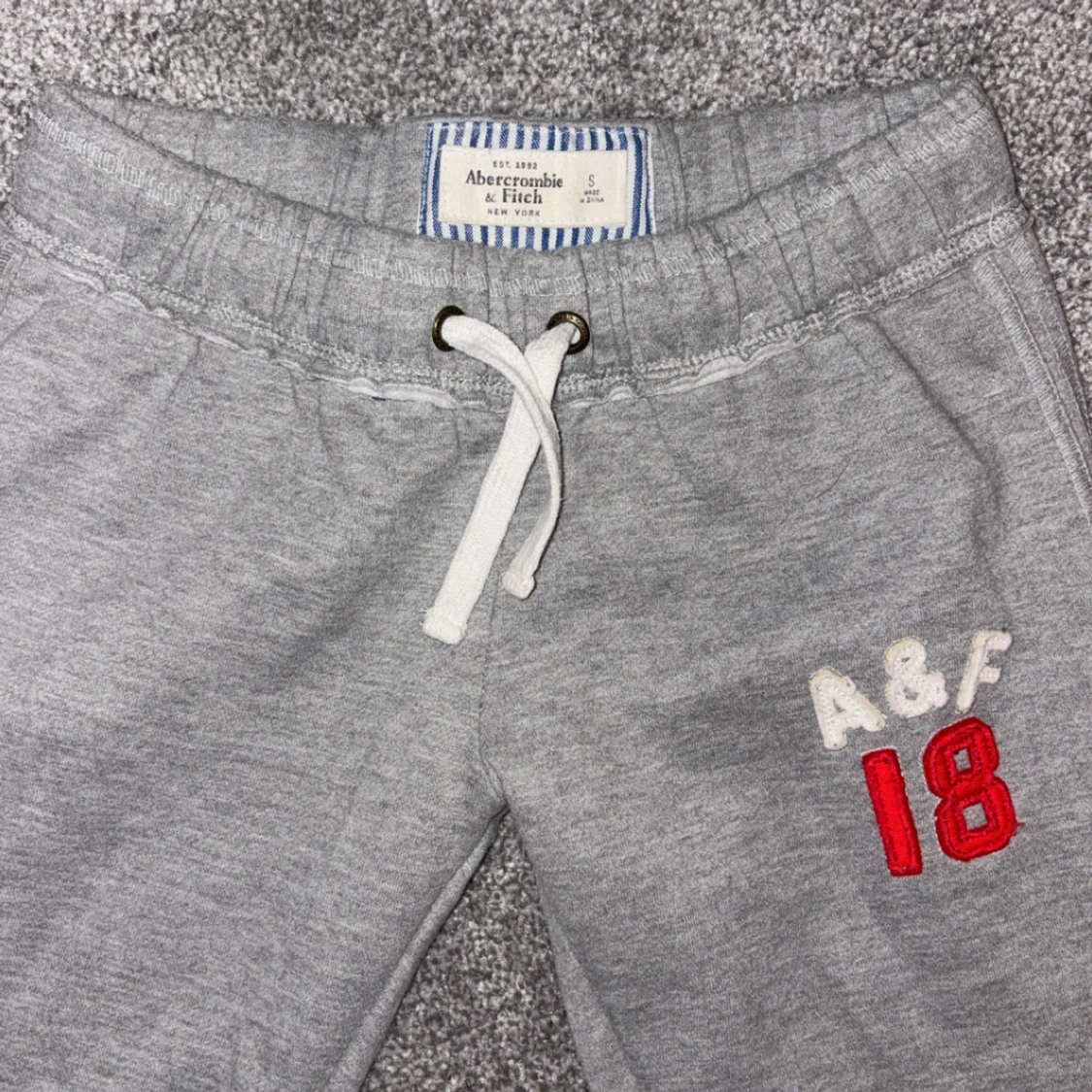 Grå mjukisbyxor Abercrombie & Fitch - 1