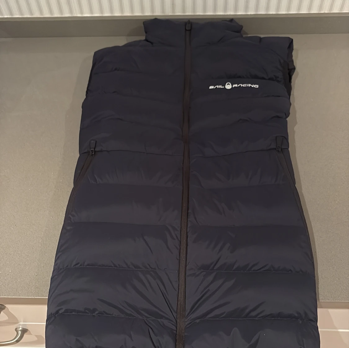 Svart dunväst från Sail Racing