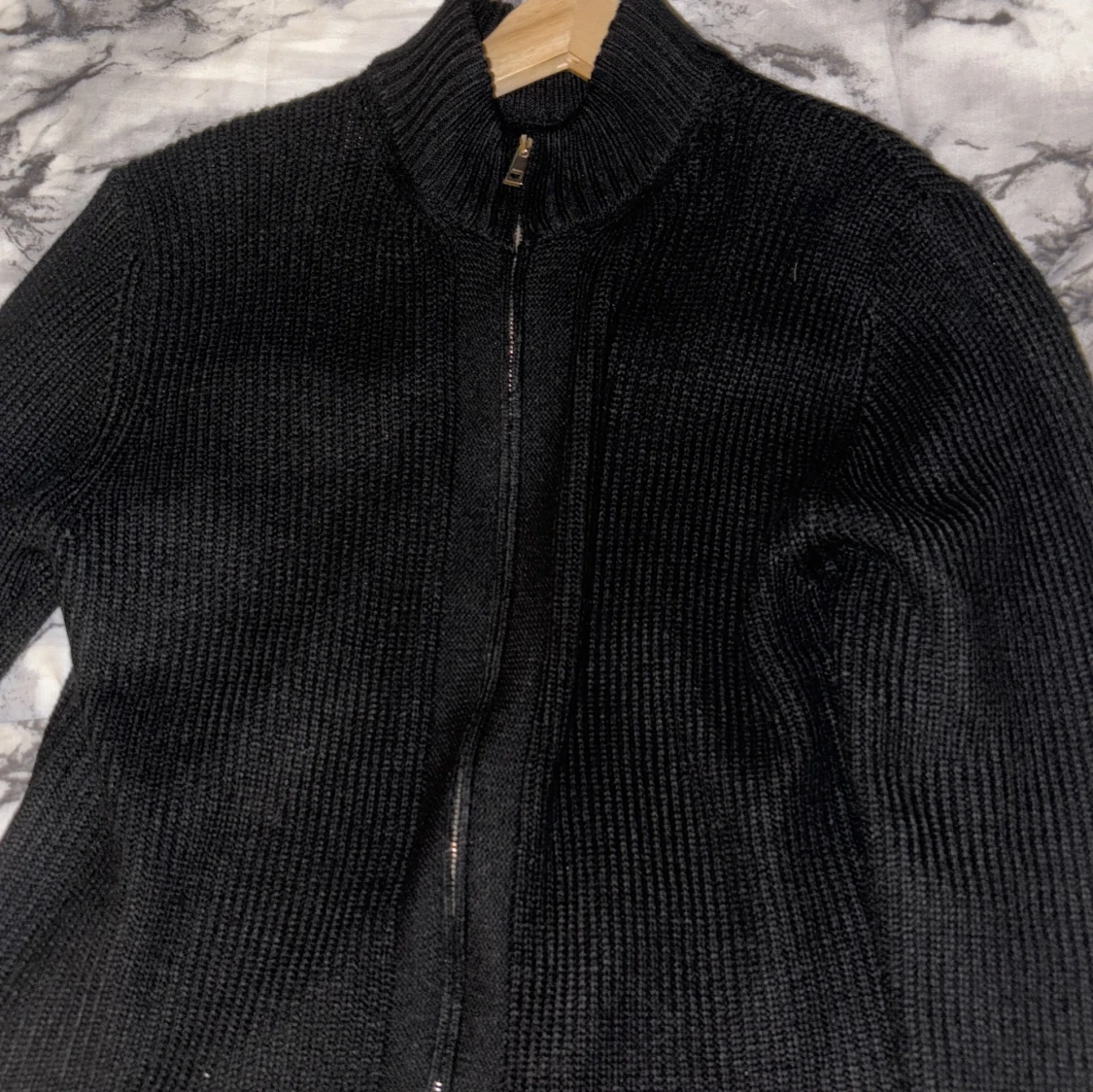 Svart stickad kofta med dragkedja - 2